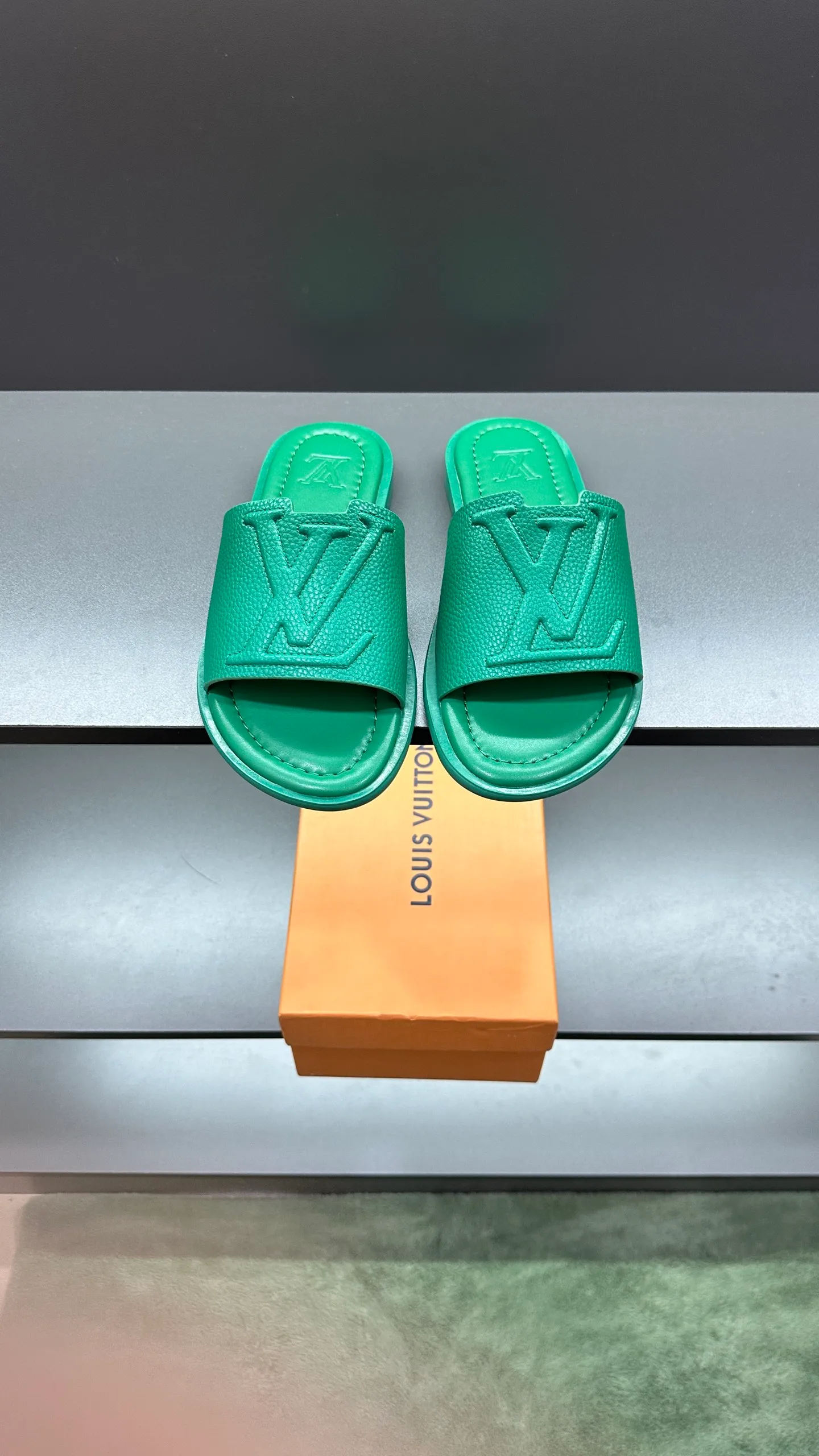 P300 🔍LV Men's Spring and Summer Slippers Counter Synchronization. The uppers are imported cowhide fabrics from Italy, with logo graphics and high-quality craftsmanship. Soles: original soles specially provided by the original factory. Exclusive movable molded soles are super comfortable. Original factory follow-up orders. 🔍🔍High quality. You can enter and leave the counter at will. Welcome to compare. Code number 38-45 No. 058